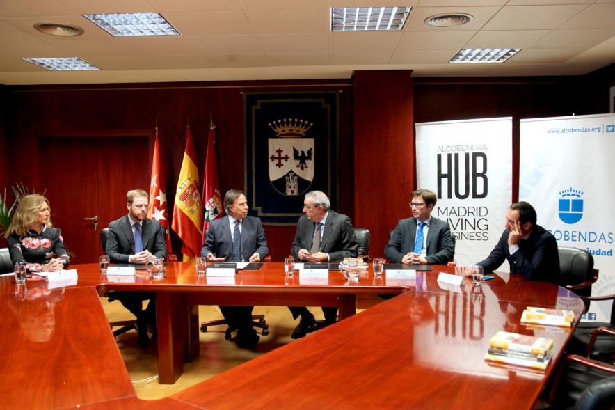 Representantes de cada una de las partes en la firma del acuerdo