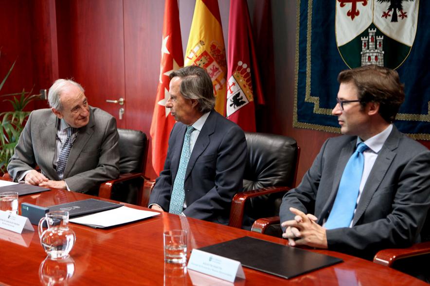 Representantes de cada una de las partes en la firma del acuerdo