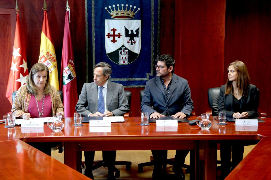 Representantes de cada una de las partes en la firma del acuerdo