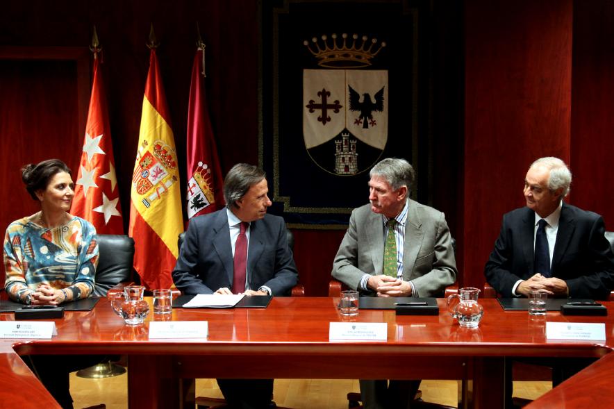 Firmantes charlan durante el encuentro