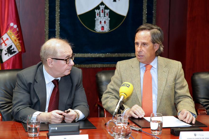 Firmantes charlan durante el encuentro