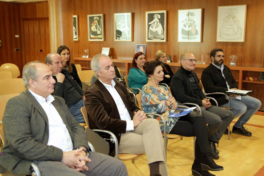 Representantes de las partes esperando su turno de firma