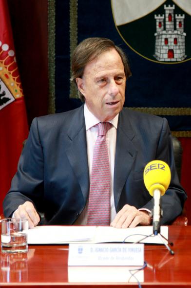 Alcalde García de Vinuesa durante la firma