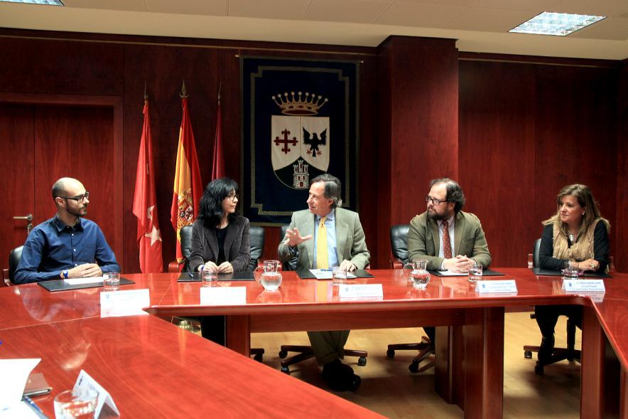 Firmantes charlan durante el encuentro