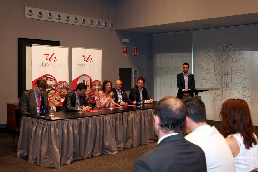 Firmantes charlan durante el encuentro