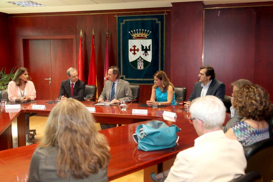 Firmantes charlan durante el encuentro