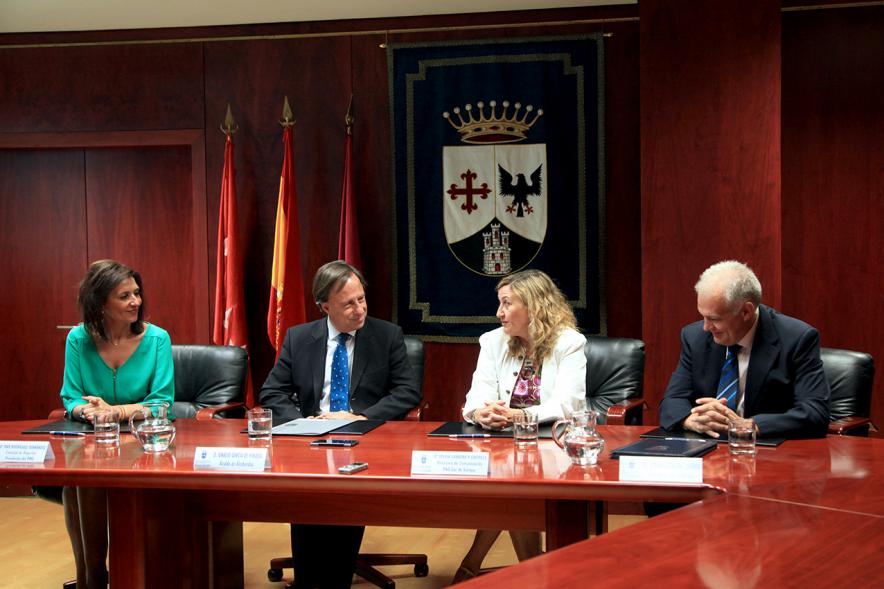 Representantes de cada una de las partes en la firma del acuerdo