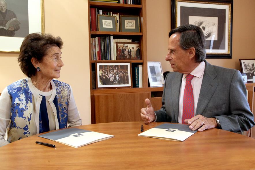 Firmantes charlan durante el encuentro