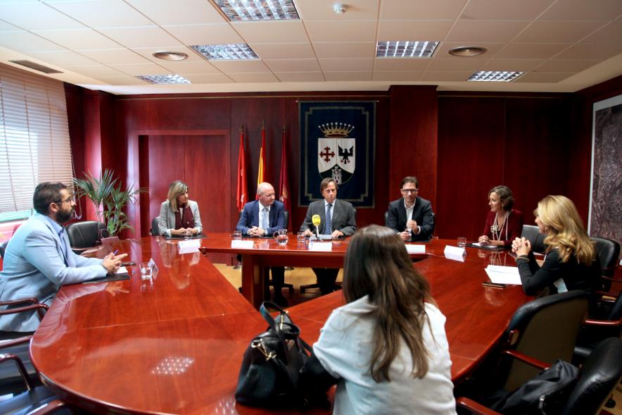 Representantes de cada una de las partes en la firma del acuerdo