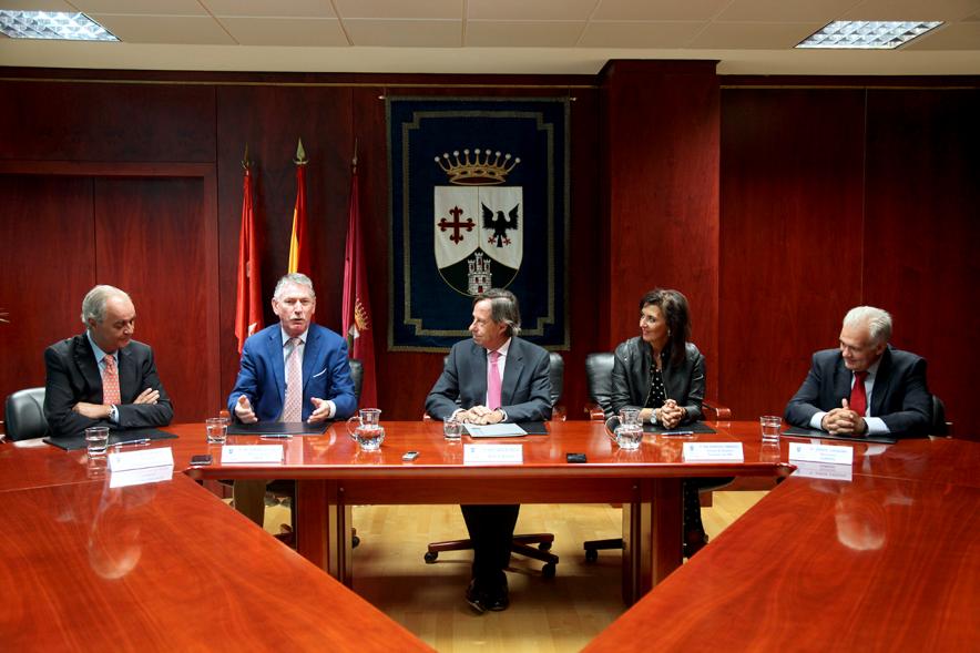 Representantes de cada una de las partes en la firma del acuerdo