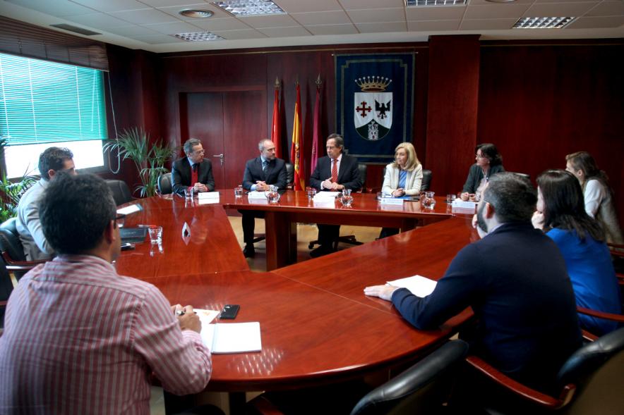 Representantes de cada una de las partes en la firma del acuerdo