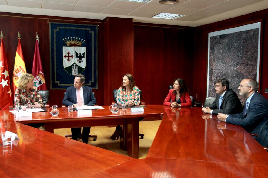 Representantes de cada una de las partes en la firma del acuerdo