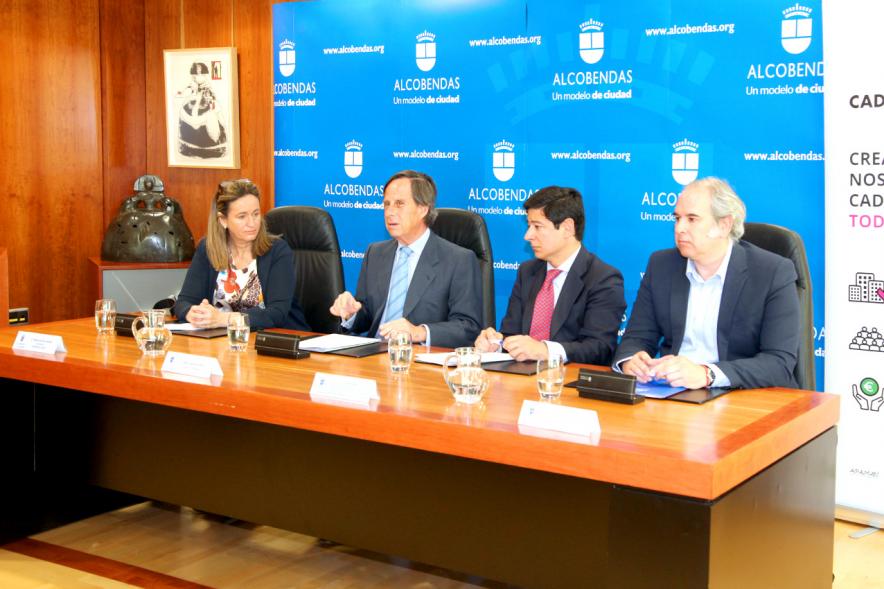 Firmantes charlan durante el encuentro