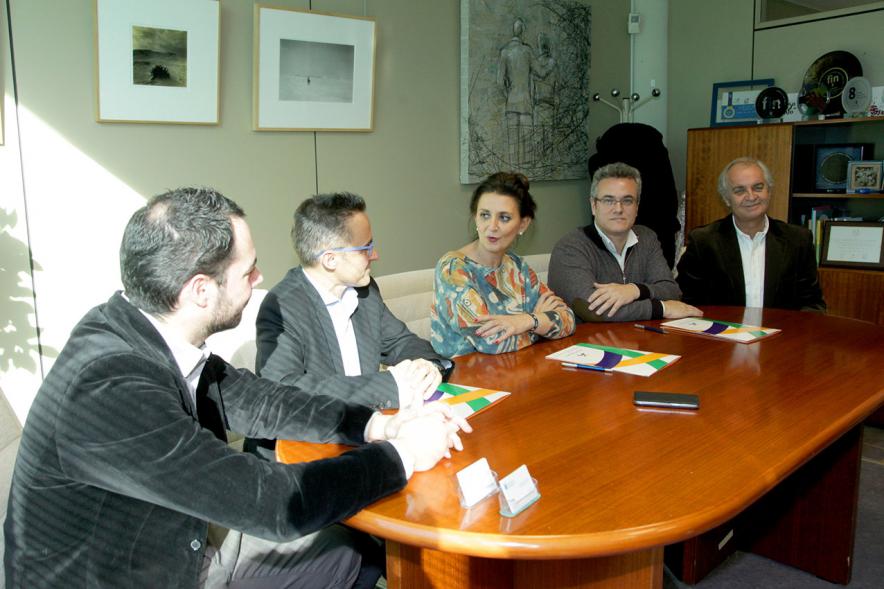 Firmantes charlan durante el encuentro