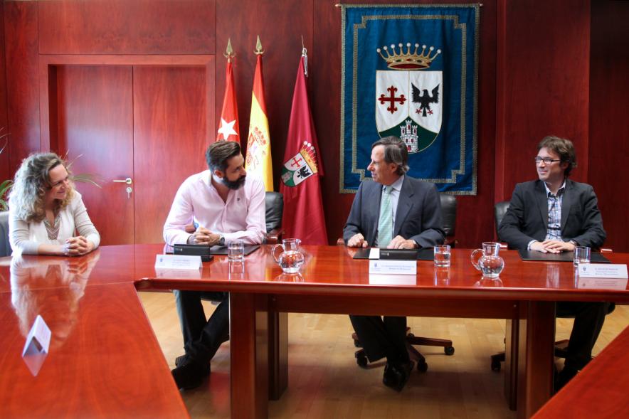 Representantes de cada una de las partes en la firma del acuerdo