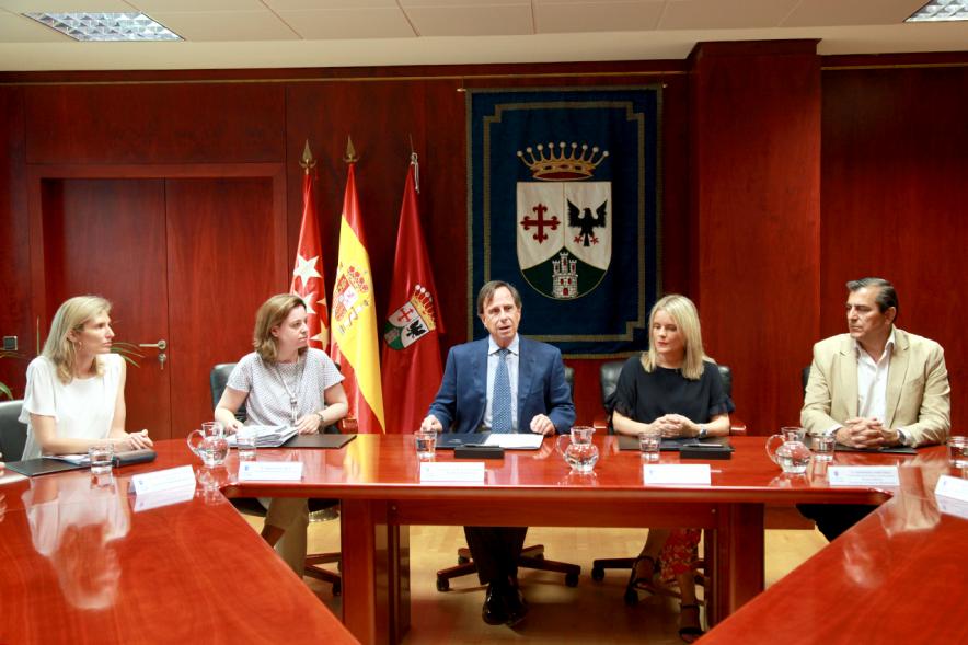 Representantes de cada una de las partes en la firma del acuerdo