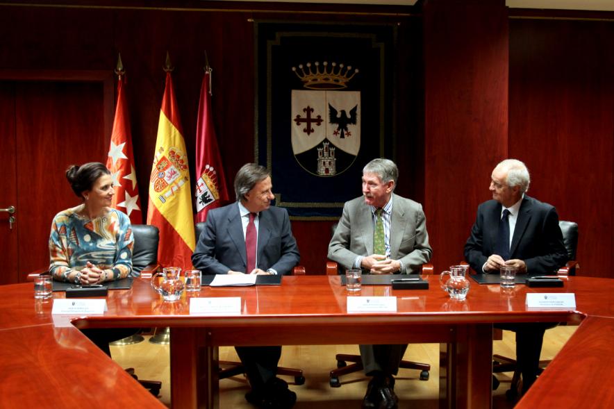 Firmantes charlan durante el encuentro