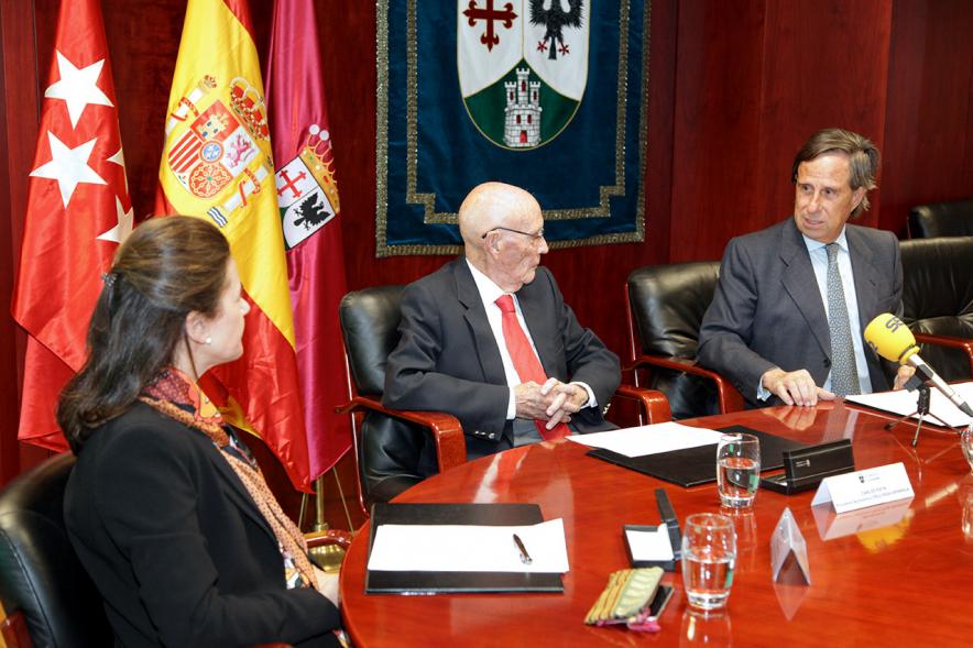 Firmantes charlan durante el encuentro