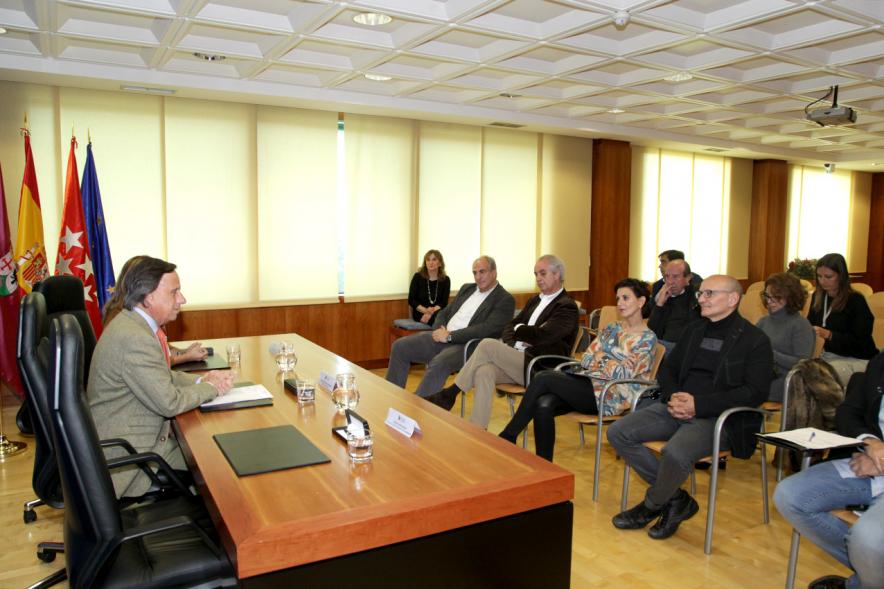 Representantes de las partes esperando su turno de firma