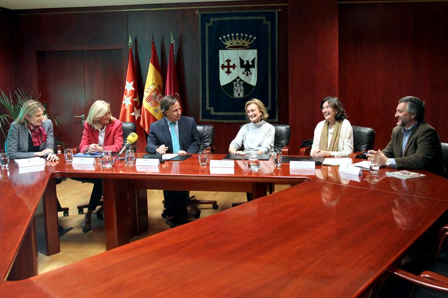 Firmantes charlan durante el encuentro