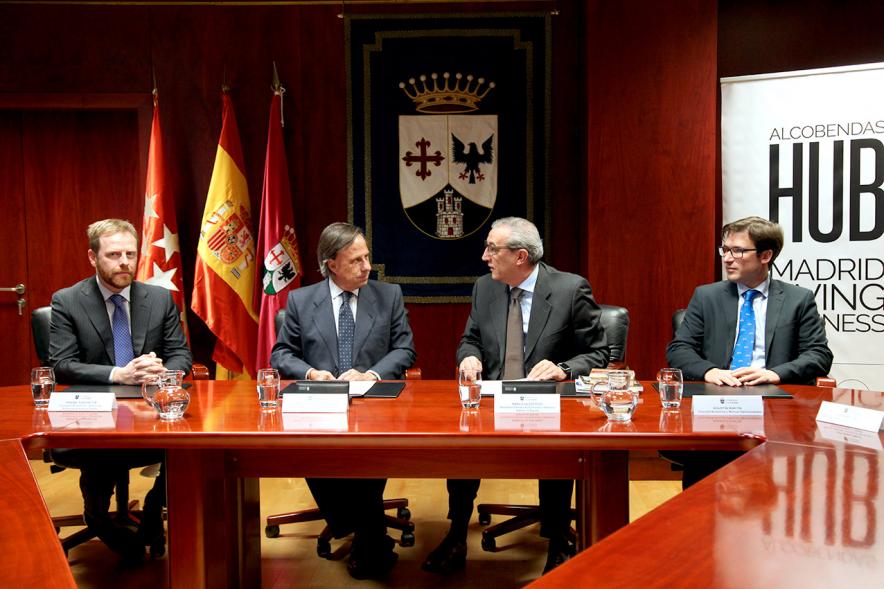 Firmantes charlan durante el encuentro