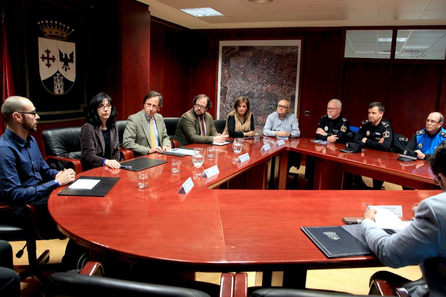Representantes de cada una de las partes en la firma del acuerdo
