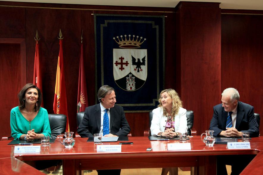 Firmantes charlan durante el encuentro