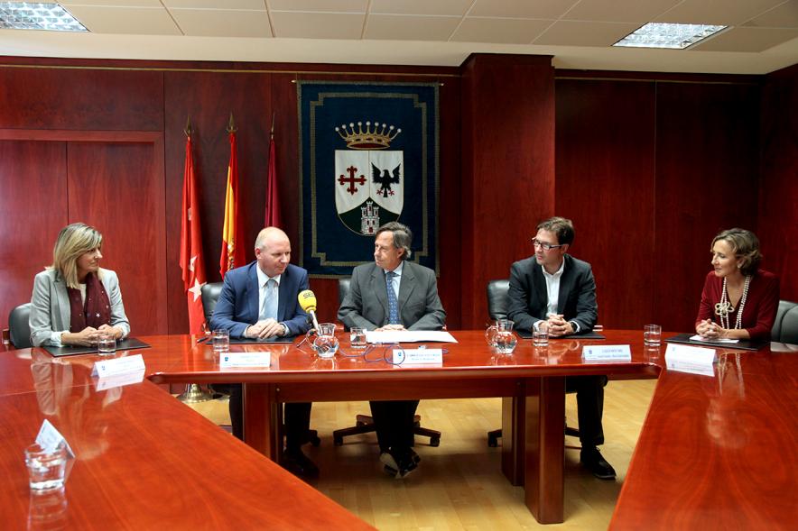 Firmantes charlan durante el encuentro