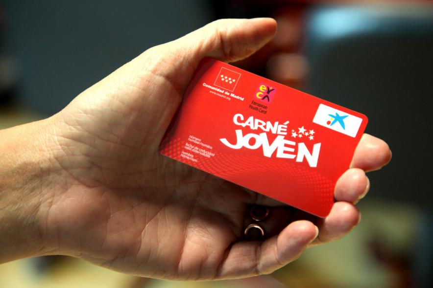 Carné joven en la mano de alguien 