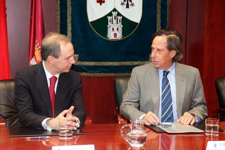 Firmantes charlan durante el encuentro