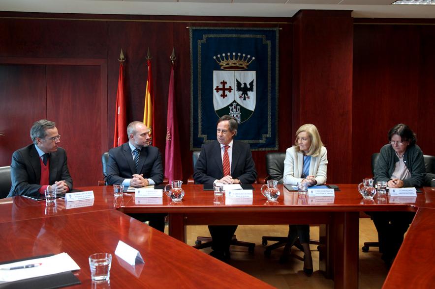Firmantes charlan durante el encuentro