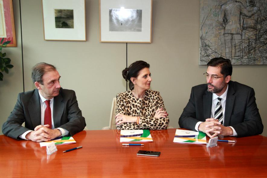 Representantes de las partes en la firma del acuerdo