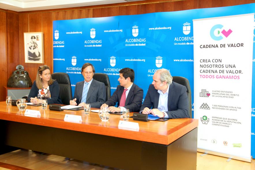 Firmantes charlan durante el encuentro
