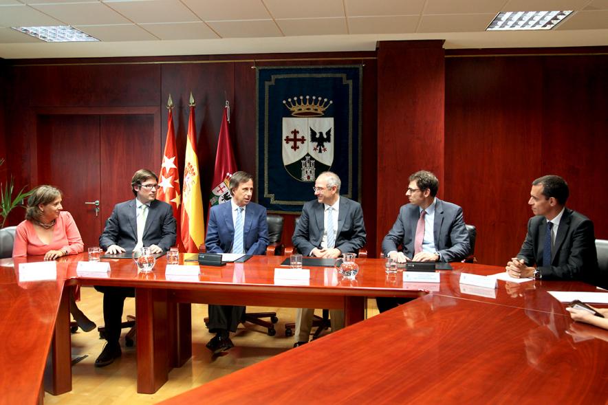 Firmantes charlan durante el encuentro