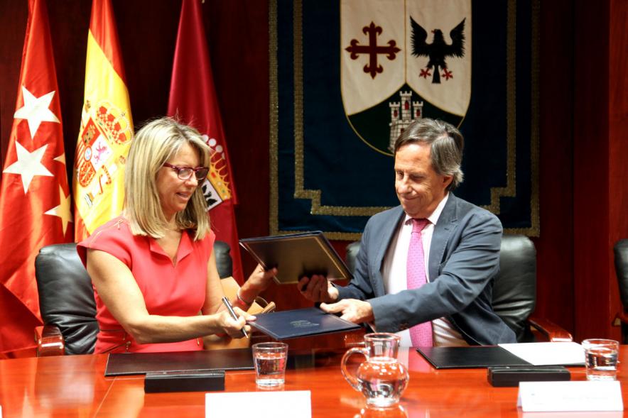 Los firmantes intercambian los dosieres
