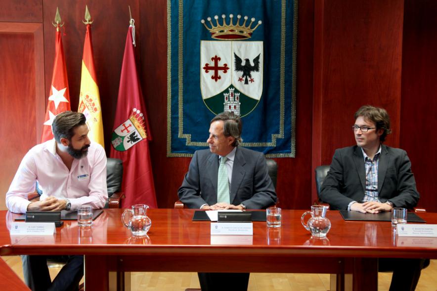 Firmantes charlan durante el encuentro