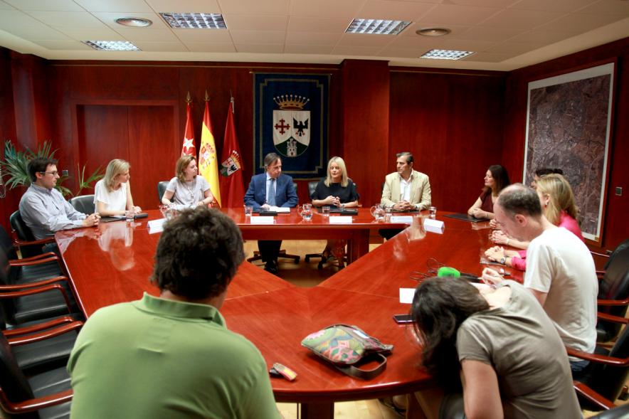 Representantes de cada una de las partes en la firma del acuerdo