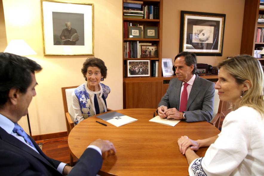 Firmantes charlan durante el encuentro