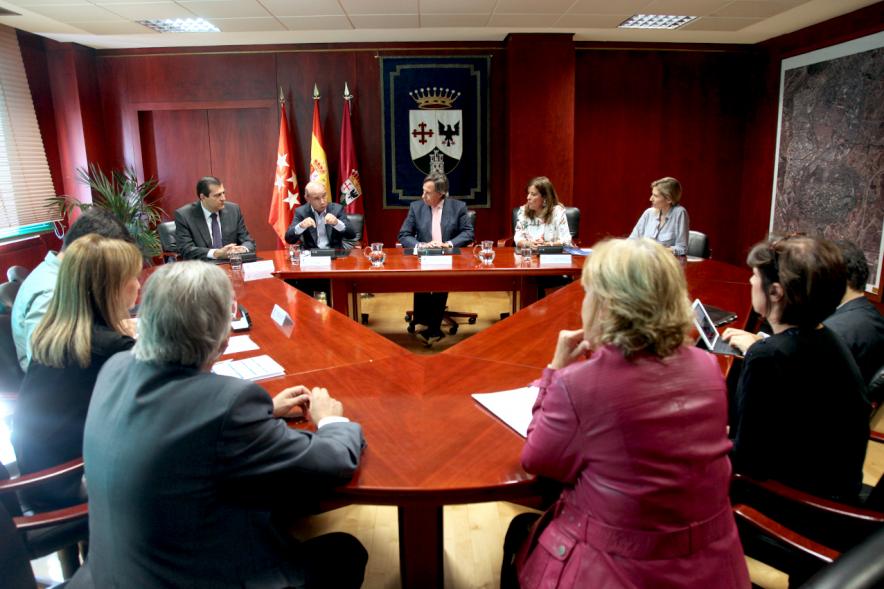 Representantes de cada una de las partes en la firma del acuerdo