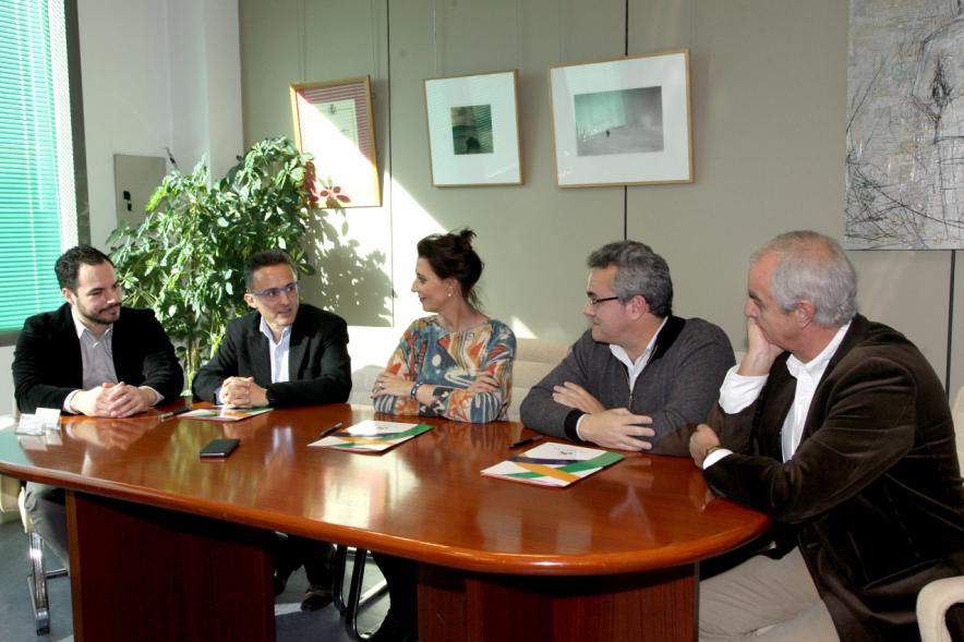 Representantes de cada una de las partes en la firma del acuerdo