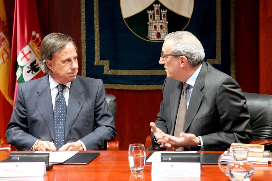 Firmantes charlan durante el encuentro