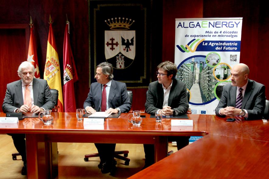Representantes de cada una de las partes en la firma del acuerdo