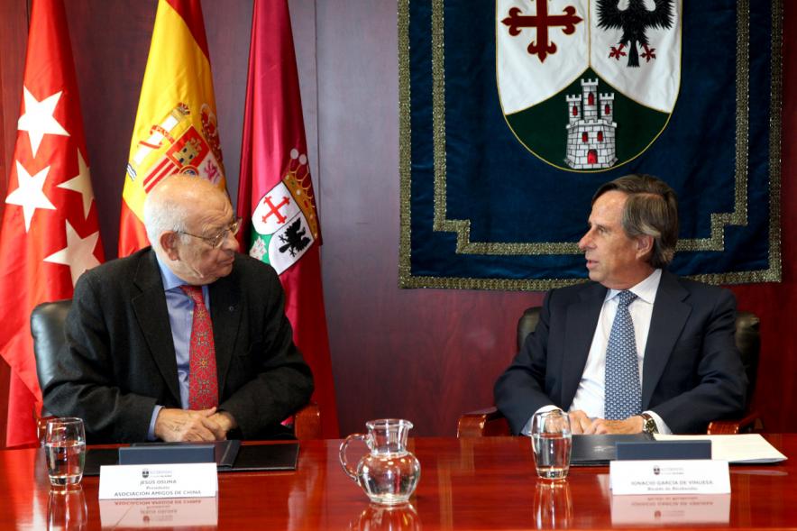 Firmantes charlan durante el encuentro