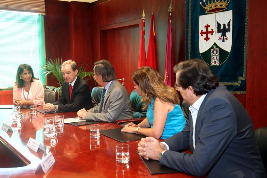 Representantes de cada una de las partes en la firma del acuerdo