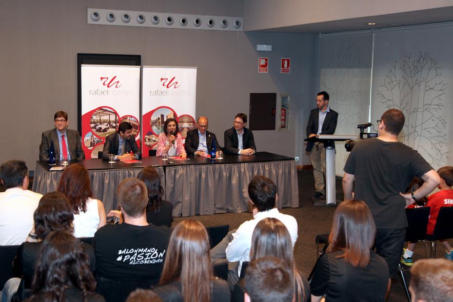 Firmantes charlan durante el encuentro