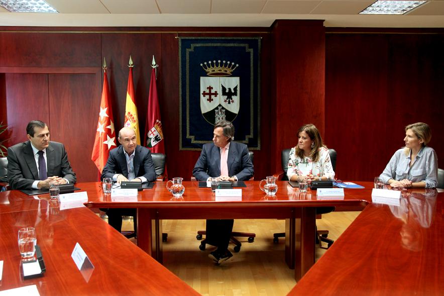 Firmantes charlan durante el encuentro