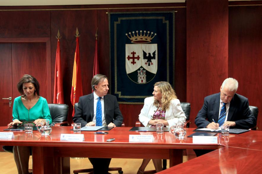 Representantes de cada una de las partes en la firma del acuerdo
