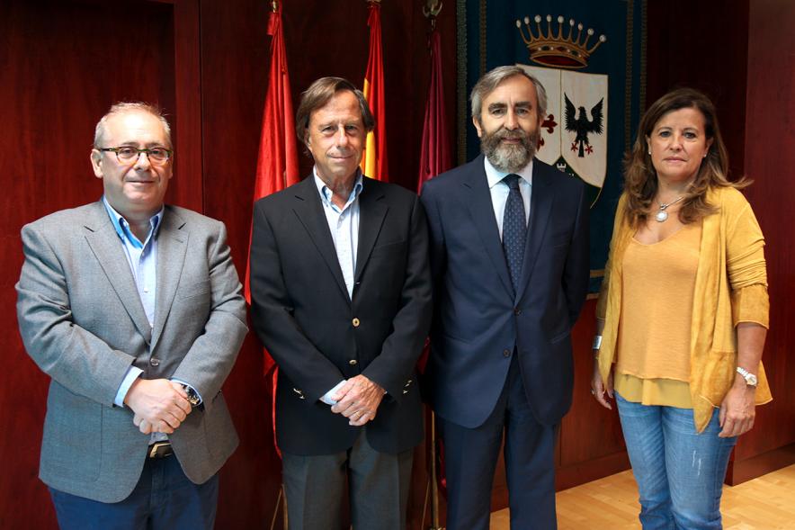 Firmantes posan tras la firma