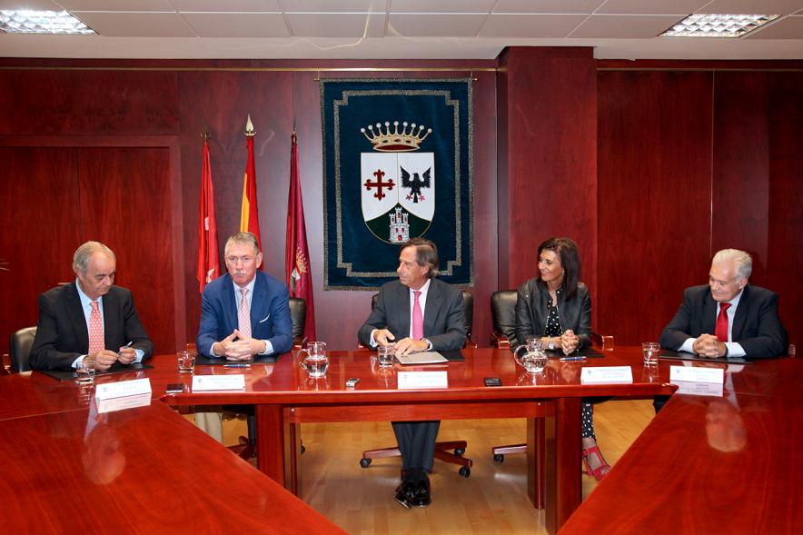 Representantes de cada una de las partes en la firma del acuerdo