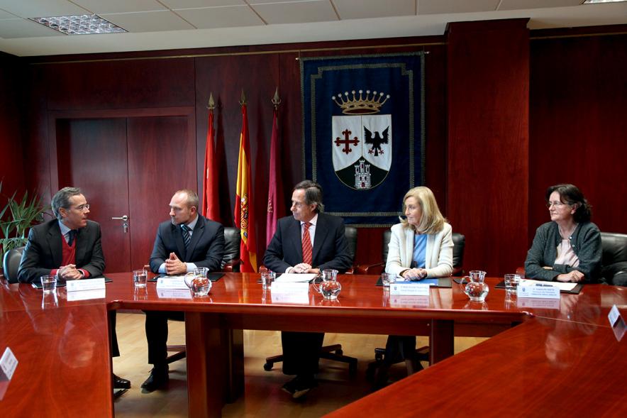 Alcalde García de Vinuesa y la mesa principal